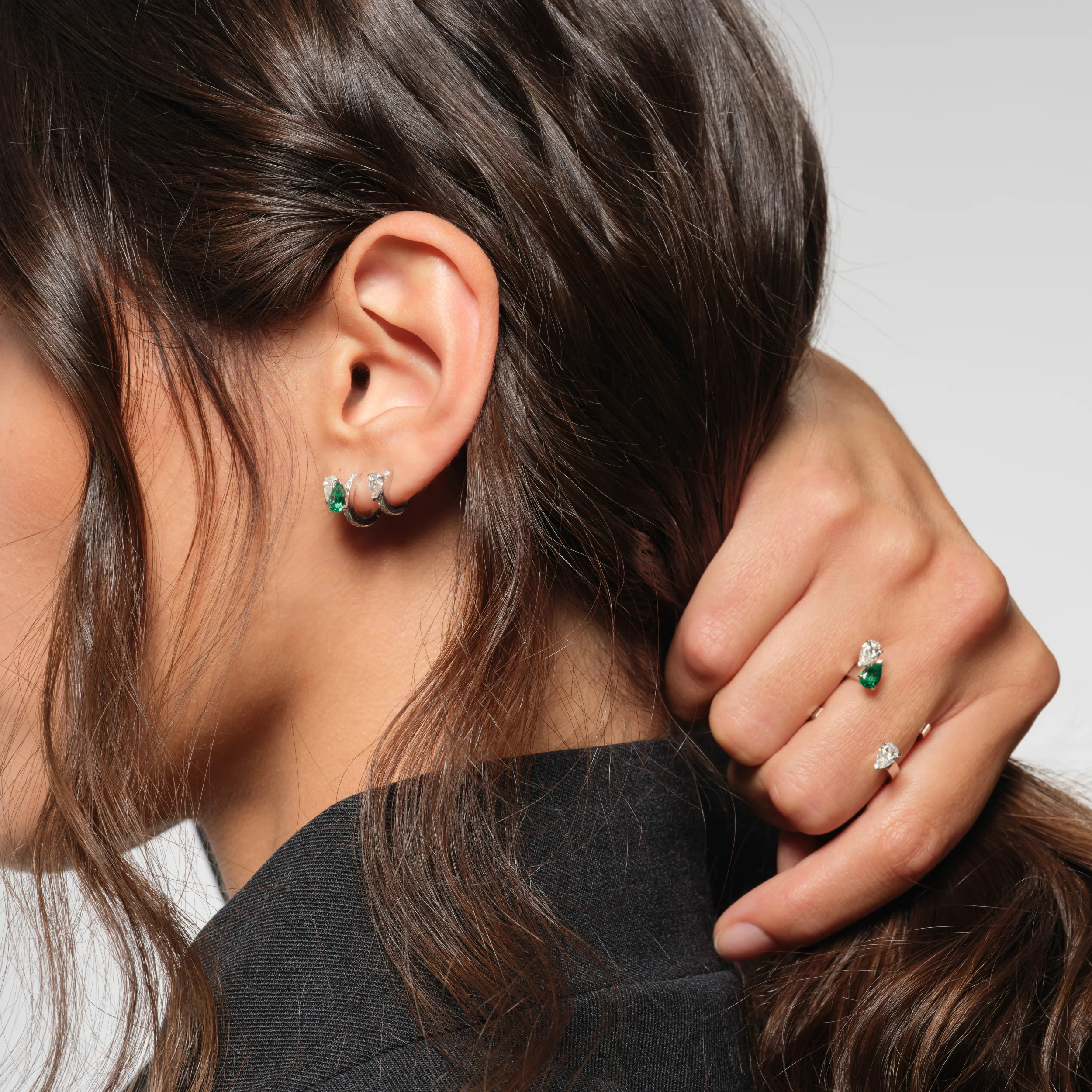 Serti sur Vide ring set with 2 diamonds and 1 emerald - Image 2